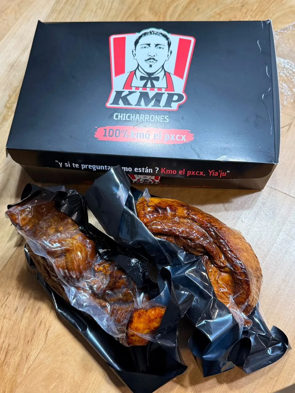 Caja y chicharrones KMP envasados