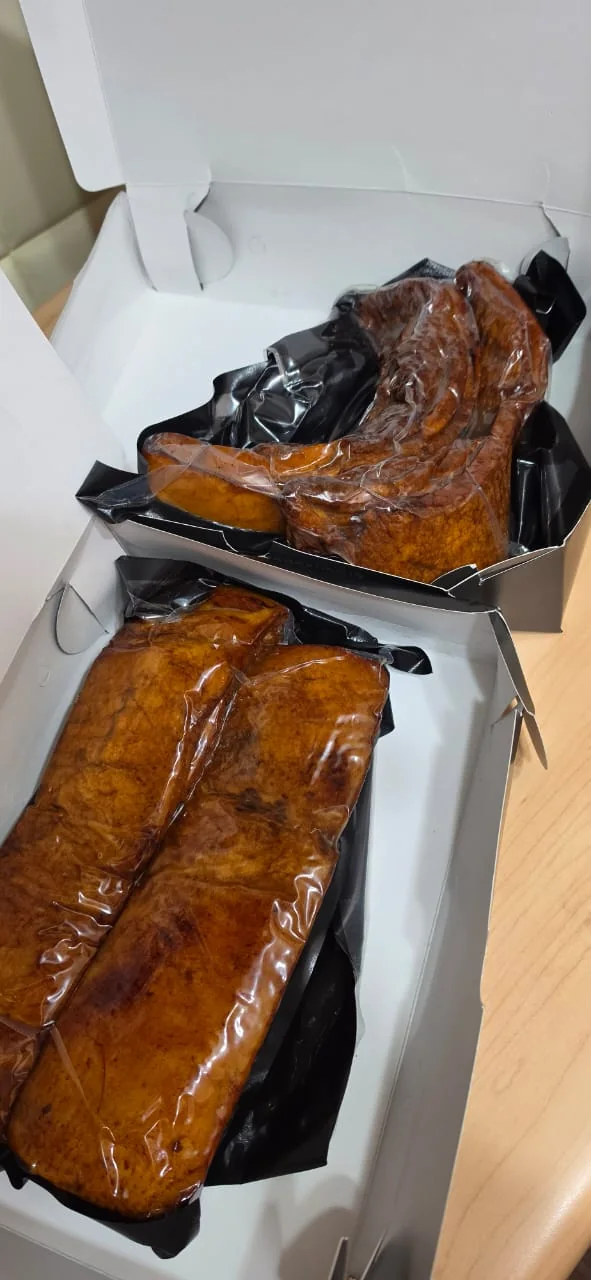 2 kg de chicharrón KMP en caja