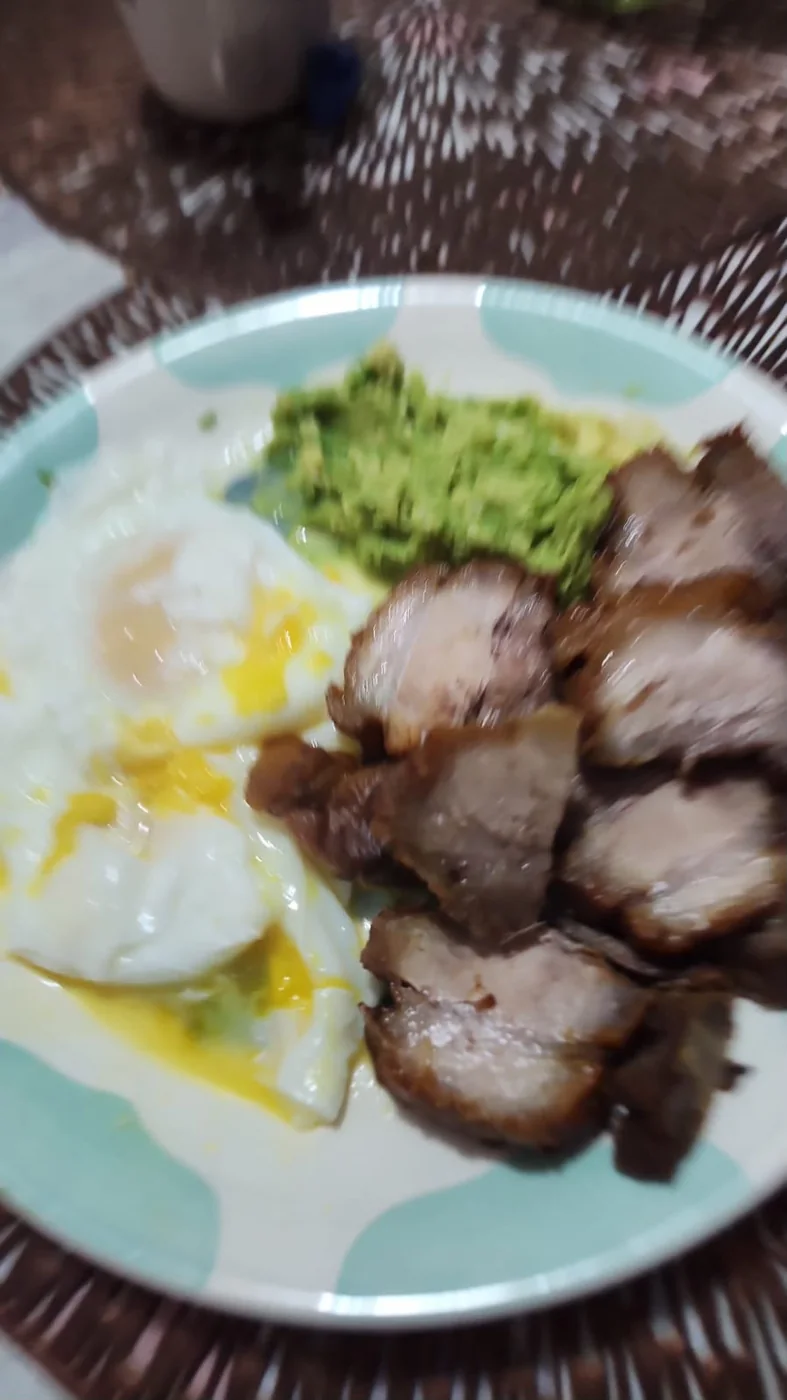 Chicharrón KMP con huevos y palta