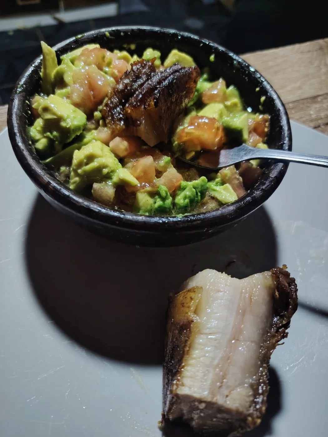 Chicharrón KMP acompañado con palta y tomate