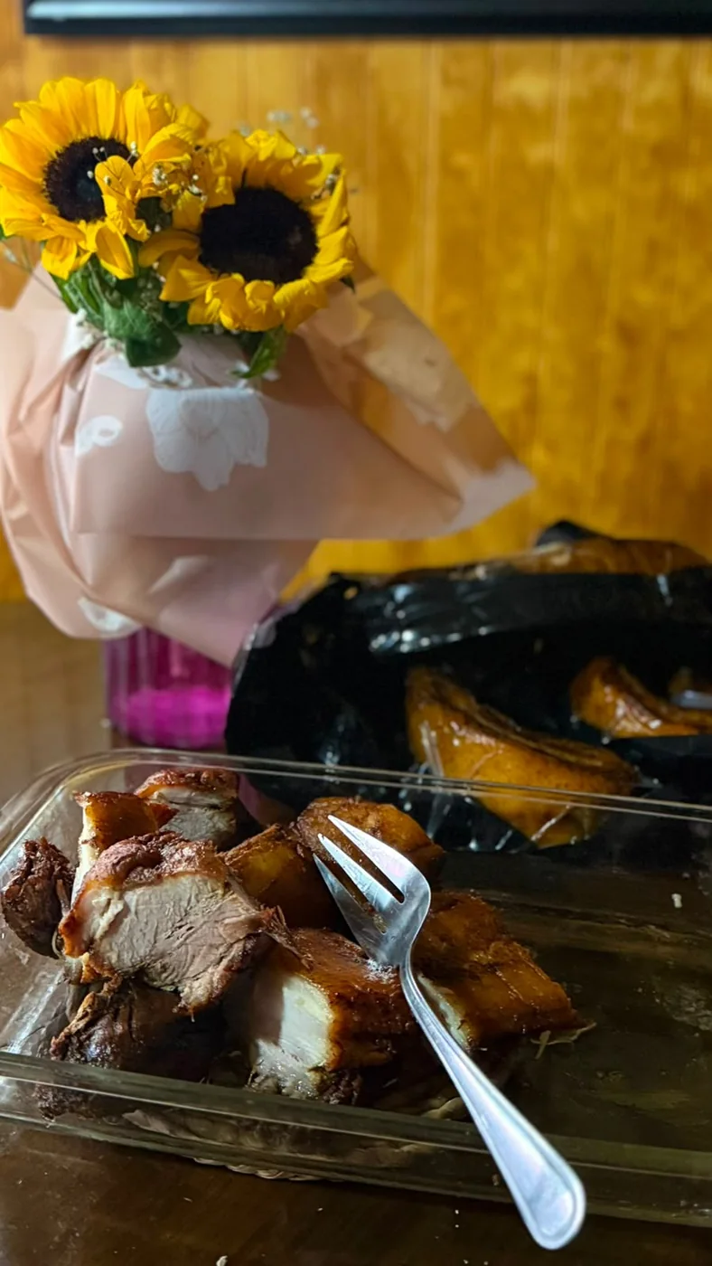 Chicharrón KMP servido en mesa